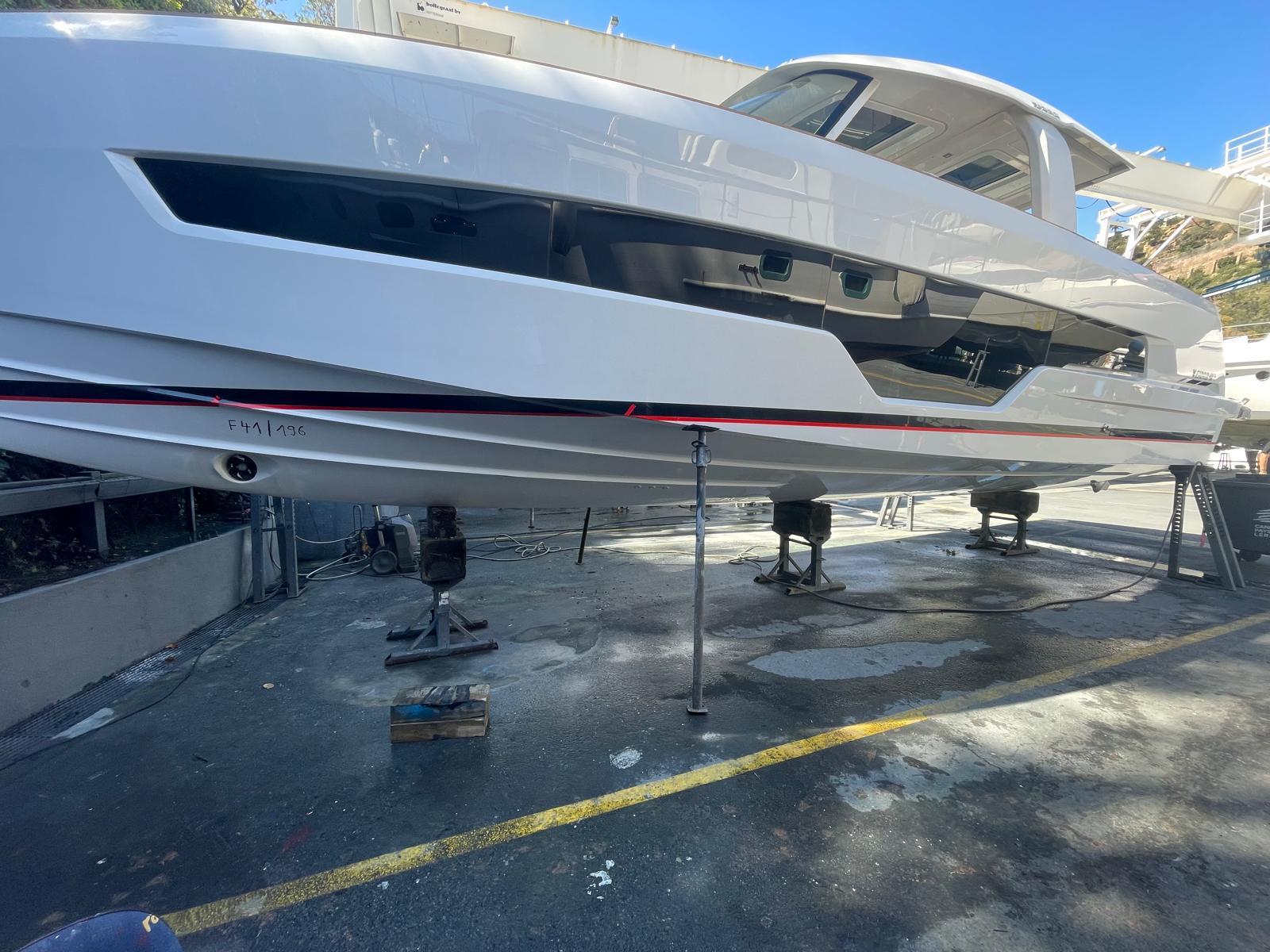 Préparation de la carène d'un bateau neuf